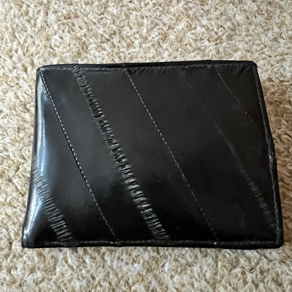 NWOT, Men’s slim eel skin wallet
